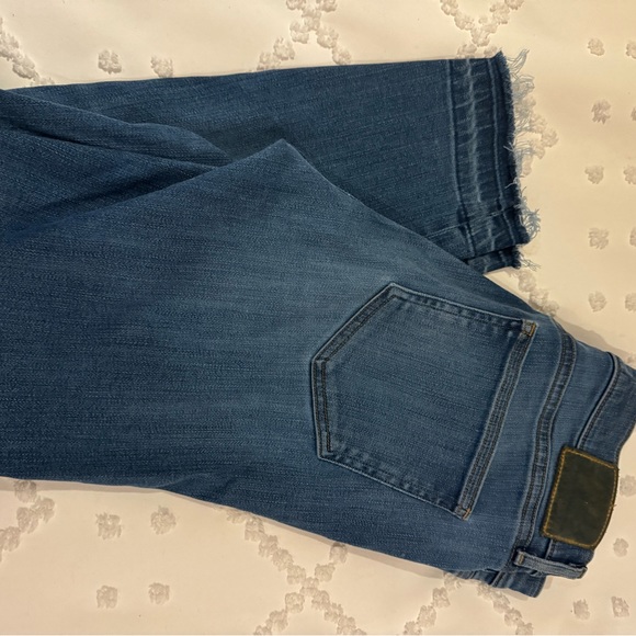 Ariitzia Nico cropped skinny raw hem jeans. Size 30. - Picture 2 of 6
